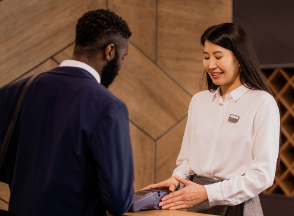 Réceptionniste d'hôtel - compétences en anglais à Paris